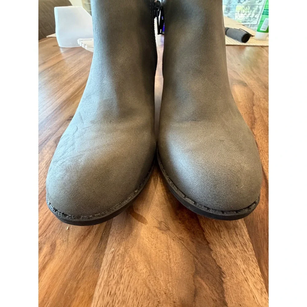 Sun +‎ Stone Womens Grey Faux Suede Ankle Boots Side Zip Cutout Booties Size 7